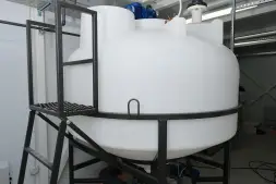 Емкость ЦКТ 3000 л с патрубком 110мм под плотность до 1,5 г/см3 белая в обрешетке с лестницей