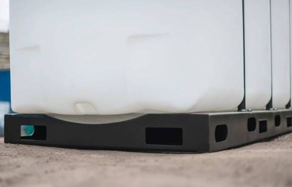 Емкость KR 4000л белая с откидной крышкой в обрешетке (полный слив)